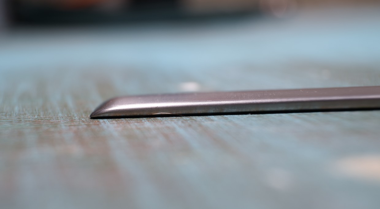 Close-up of one end, similar to the end of a chisel but the taper is round instead of straight.